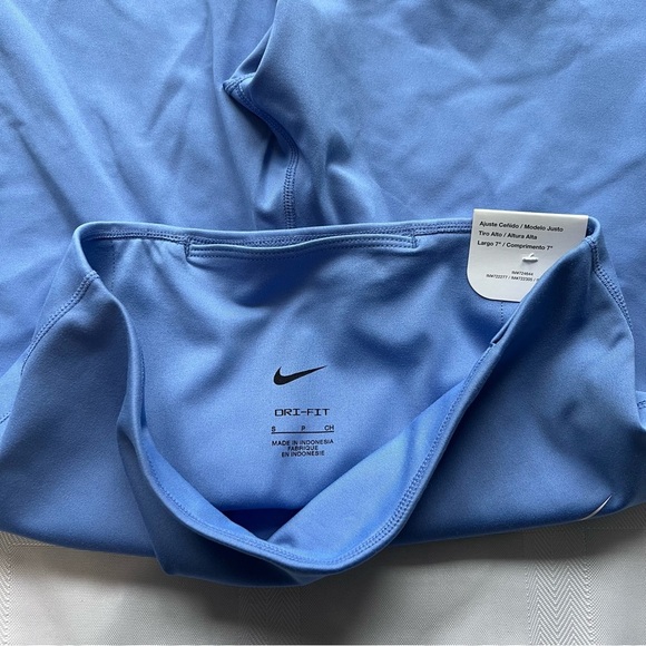 ***NWT*** Nike Women's Light Blue Compression Bike Shorts - Picture 4 of 5